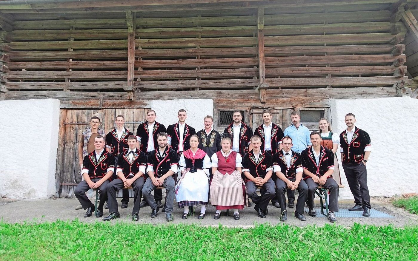 Die Absolventen und Absolventinnen der Abschlussklasse des BWZ Giswil. 