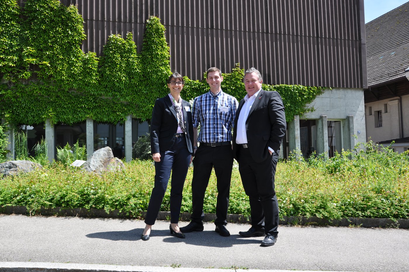 Ausgezechnet für die beste Gesamtleistung wurde Bernhard Bütikofer. (V.l.n.r.) Geneviève Gassmann (fenaco), Bernhard Bütikofer, Ueli Aeschbacher (melior).