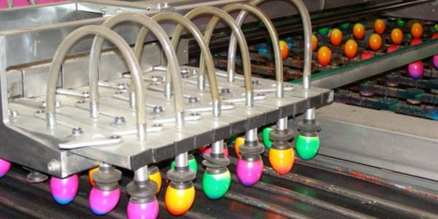 Bei der EiCo in Bern werden Osterreier gefärbt. (Bild lid)