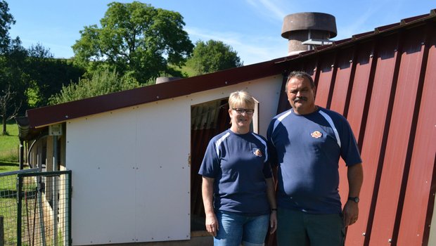 Susanne und Hugo Käser aus Fendringen bei Bösingen FR freuen sich über den schönen Stall. (Bilder jba)