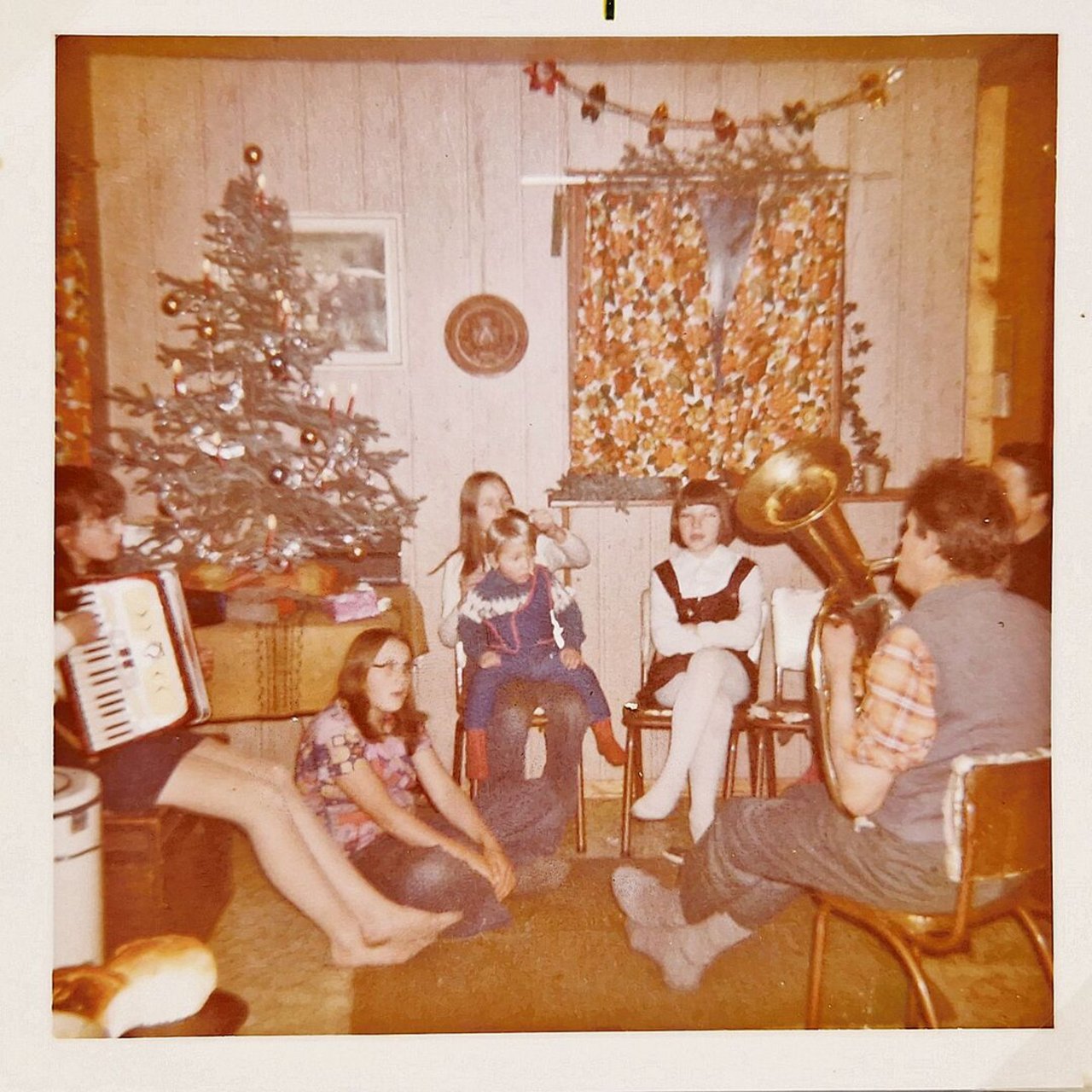 Weihnachten 1972 mit Gesang und Musik. Wie im Bild links spielt Marianne Stamm das Akkordeon.