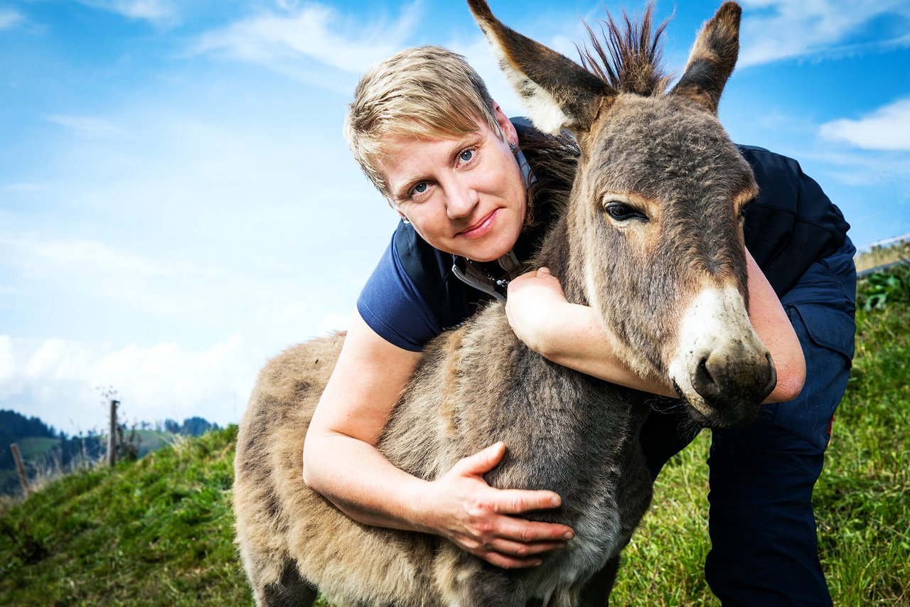 Landfrauenküche 2019 - Astrid Murpf Foto-Shooting mit einem Esel auf dem Bauernhof (Bild: SRF/Ueli Christoffel)