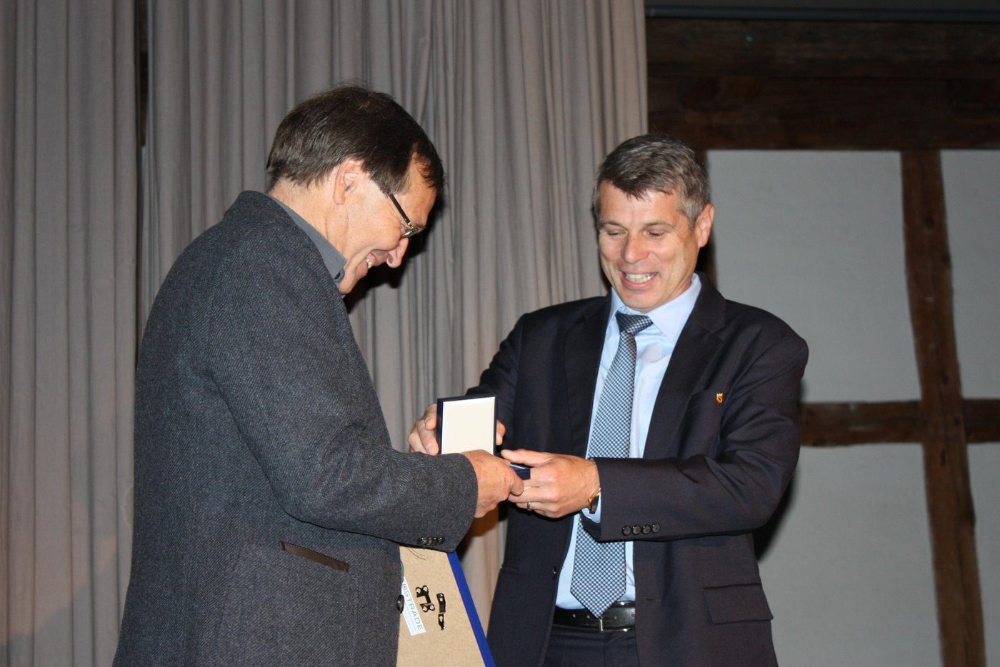 Volkswirtschaftsdirektor Christoph Ammann (r.) übereicht Peter Thomet die Silberne Verdienstmedaille der OGG. (Bild OGG)