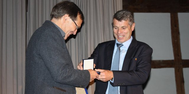 Volkswirtschaftsdirektor Christoph Ammann (r.) übereicht Peter Thomet die Silberne Verdienstmedaille der OGG. (Bild OGG)