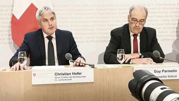 «Diese Vorgabe ist u «Diese Vorgabe ist umstritten, das ist mir bekannt»: Christian Hofer gibt sich zurückhaltend, wenn man ihn fragt, ob auf die 3,5 % Biodiversitäts-Förderfläche im Ackerbau nicht verzichtet werden sollte.