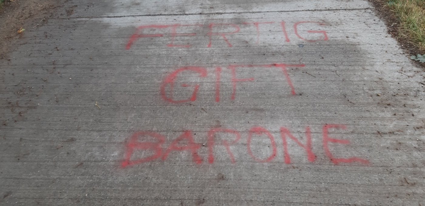 Unbekannte haben diesen Schriftzug mehrfach in Blickrichtung der Gemeinde Kappelen gesprayt. (Bild Andrea Wyss)