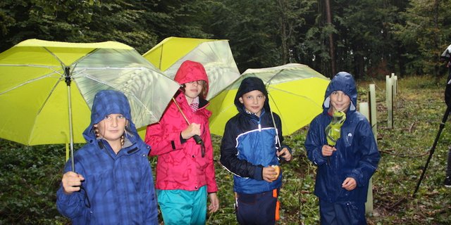 Die Klimajugend hatte keine Zeit, sie und andere Kinder schon (v. l. n. r.): Aurelia, Julia, Tobias und Kilian. Letzterer betonte, Klimawandel sei etwas ernstes, die Pflanzaktion cool und gut fürs Klima. 