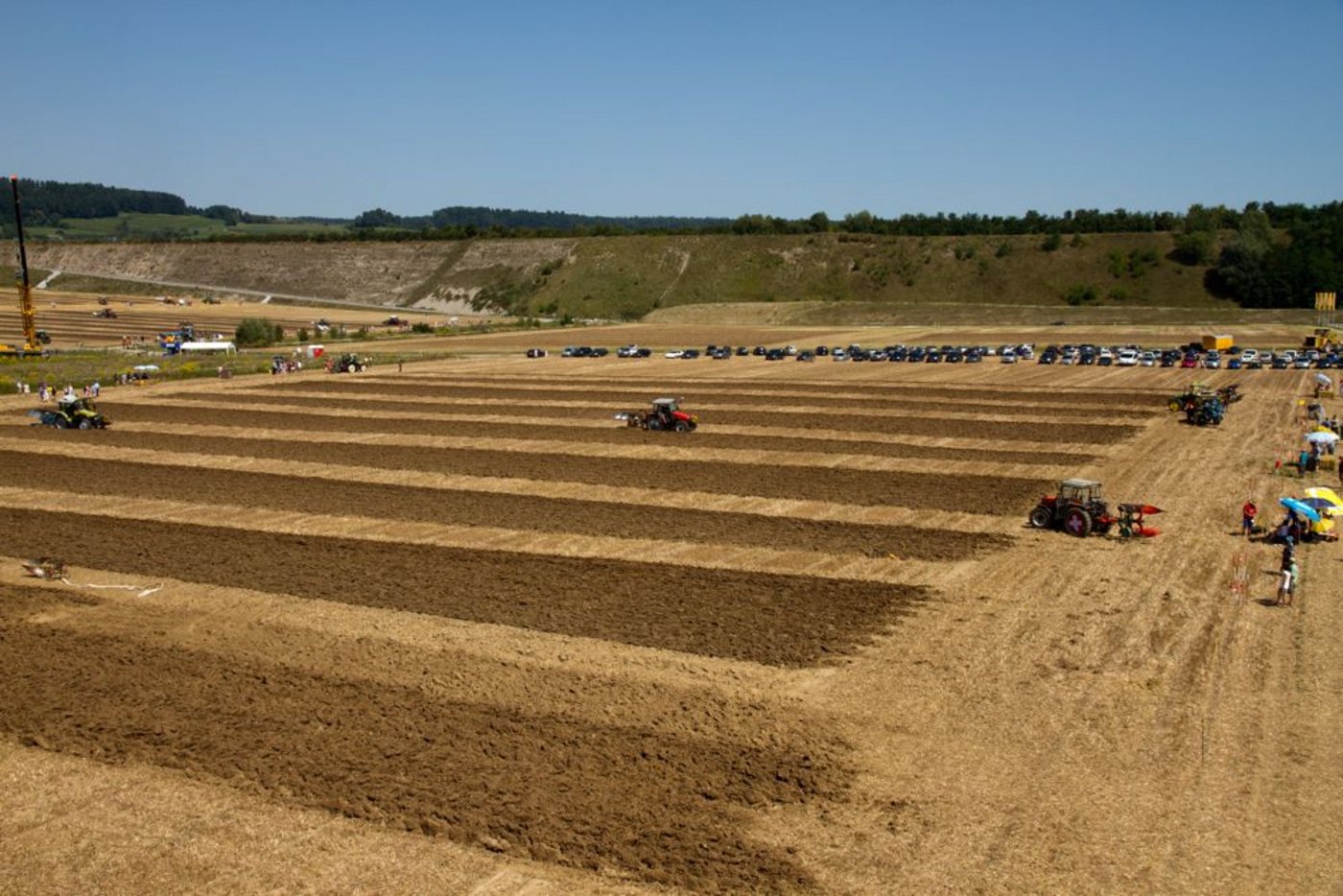 Beim Traktorenfest wird das Wettpflügen und das Geschicklichkeitsfahren an einem gemeinsamen Wochenende durchgeführt, dabei hat die Schweizer Meisterschaft im Wettpflügen an Attraktivität gewonnen. (Bild: zVg)