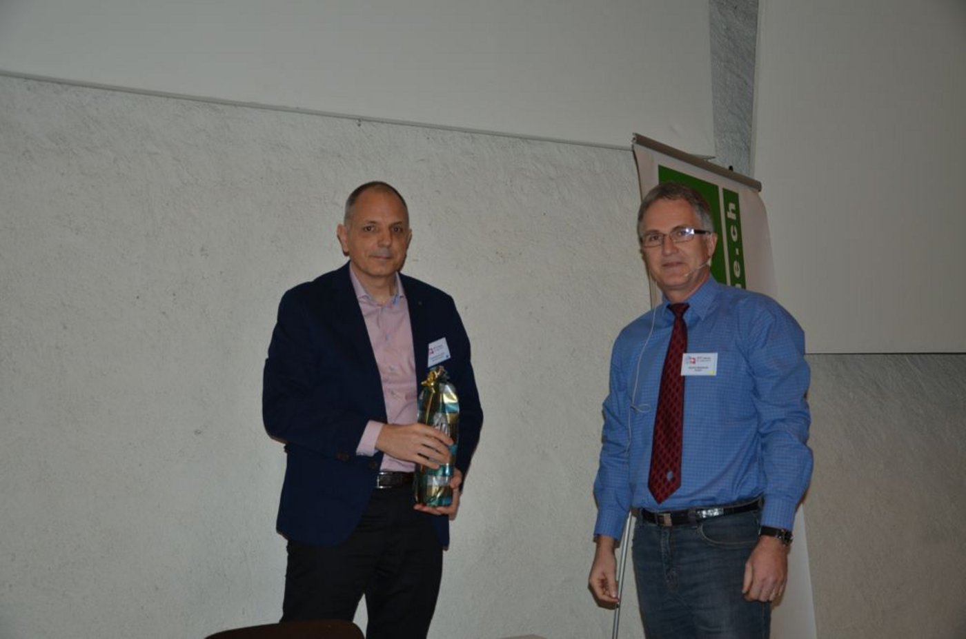 SVT-Präsident Andreas Hofer (rechts) dankt dem abtretenden Geschäftsführer Lucas Casanova. (Bild: Aline Küenzi)