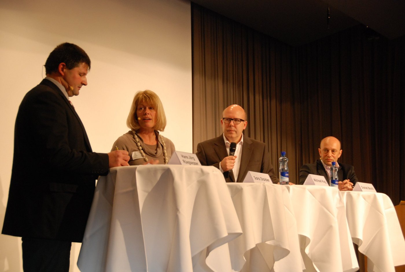 Lobag-Präsident Hans Jörg Rüegsegger (links) hat bei seinen Ausführungen die volle Aufmerksamkeit (v. l. n. r.) von Sara Stalder, Michael Hug und Daniel Bloch. (Bilder Alois Heinzer)