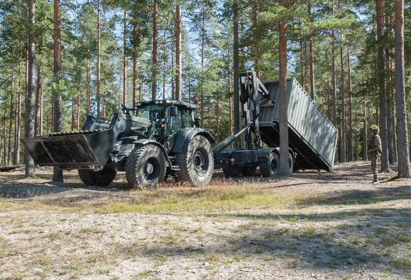 Ein Valtra N163 im Einsatz für die finnische Armee. (Bild zvg/Valtra)