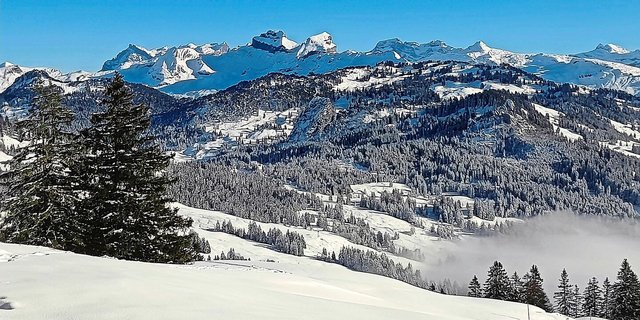 Nach sechs Jahren besucht Michèle Huber ihre Familie in der Schweiz. Ihre Tochter Gabriela sieht zum ersten Mal Schnee. Sie würde ihn am liebsten direkt mit nach Paraguay nehmen.    