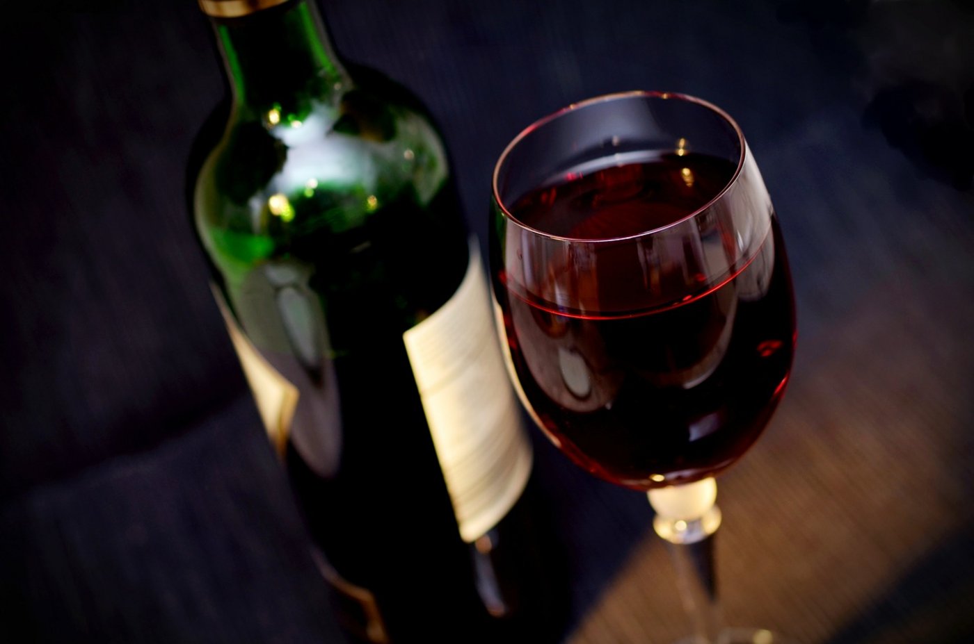 Falsche Deklarationen oder falsche Angaben auf den Etiketten können zu einer Verzeigung durch die Weinhandelskontrolle führen.(Symbolbild Pixabay)