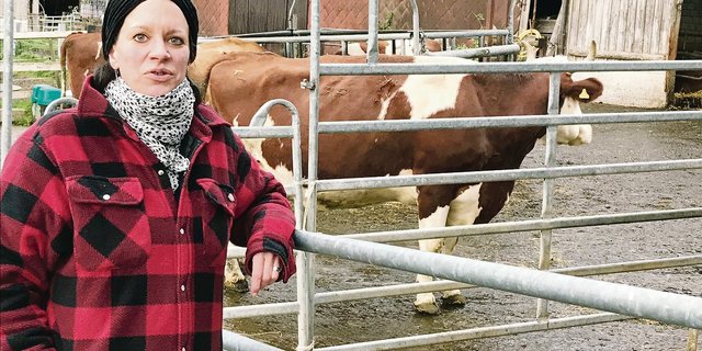 Auf dem Biomilchbetrieb von Martina Knoepfel und ihrer Familie wird die muttergebundene Kälberaufzucht schon seit rund 15 Jahren praktiziert. (Bilder Alexandra Stückelberger)