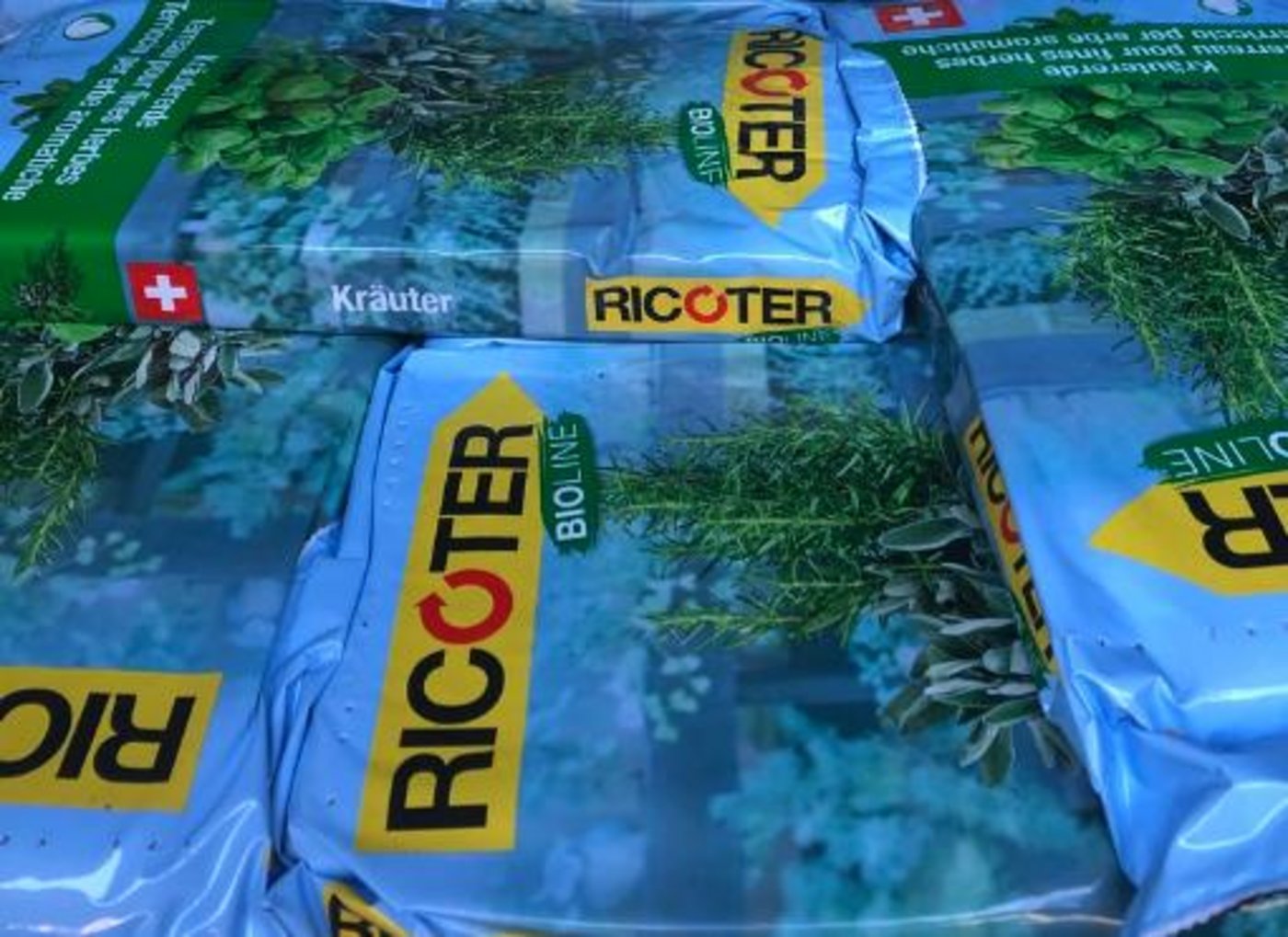 Schweizerinnen und Schweizer kaufen gerne Sackerde. Leider ist weder Inhalt noch Alter der Erde deklarationspflichtig. (Bild et)