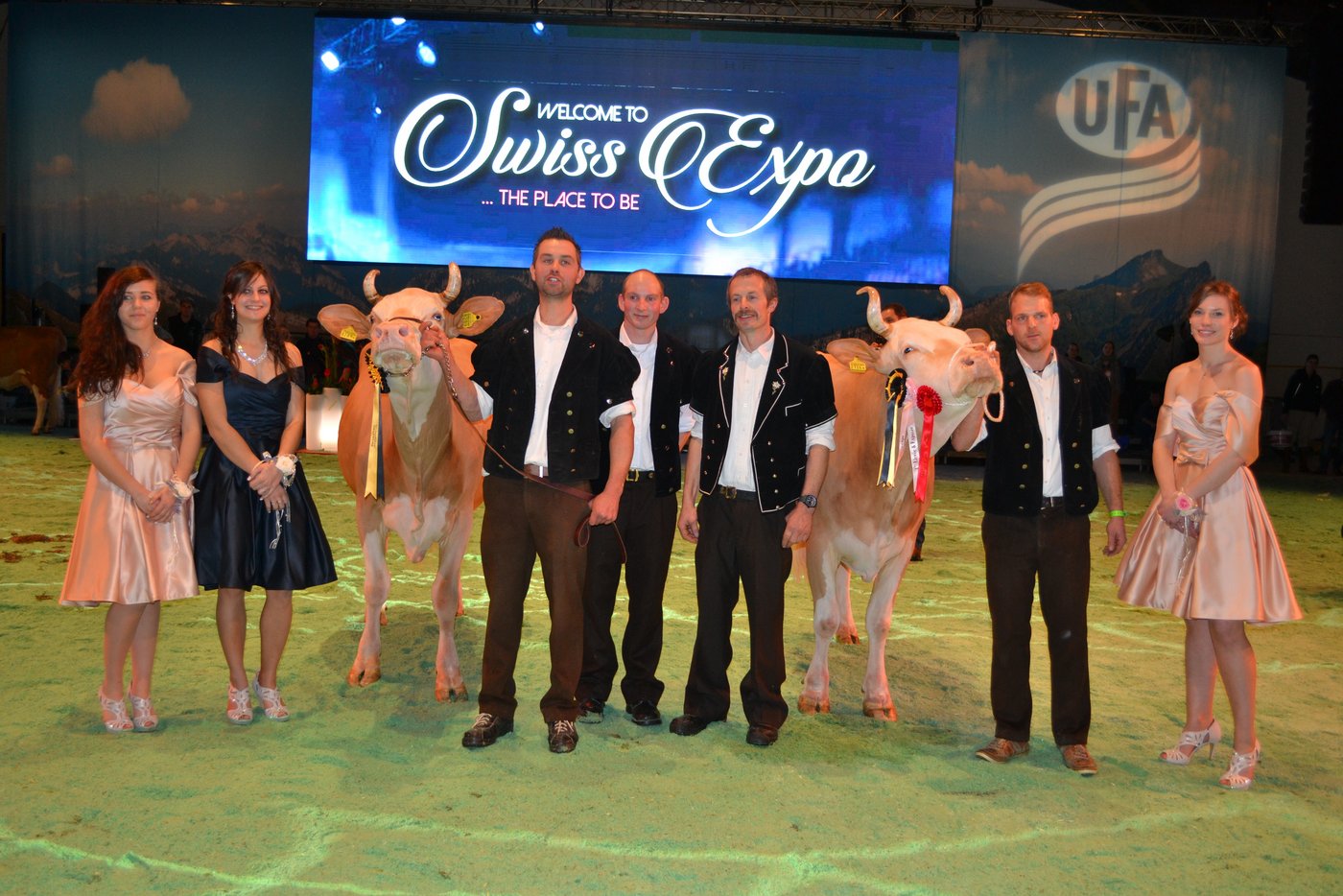 Junior Champion (links): Unic Meieli, Michael Amey, Montbovon und Reserve Junior Champion: Benito Elena, Hemut und Simon Matti, Turbach