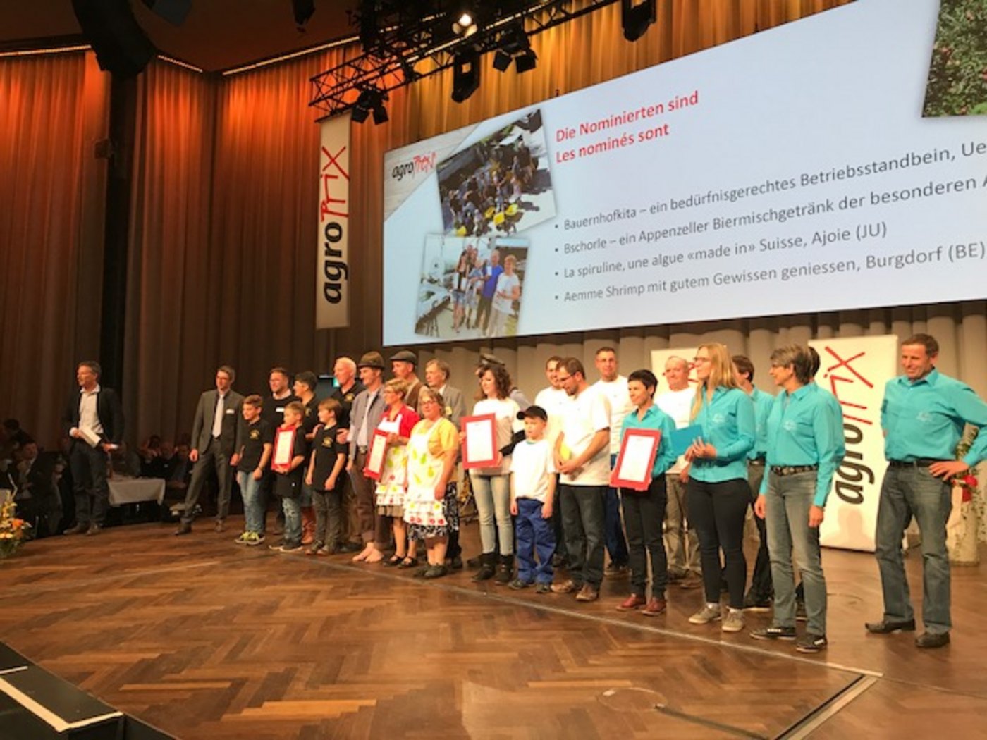 Alle Nominierten auf einem Bild mit Moderator Ueli Schmetzer, links. (Bild akr)