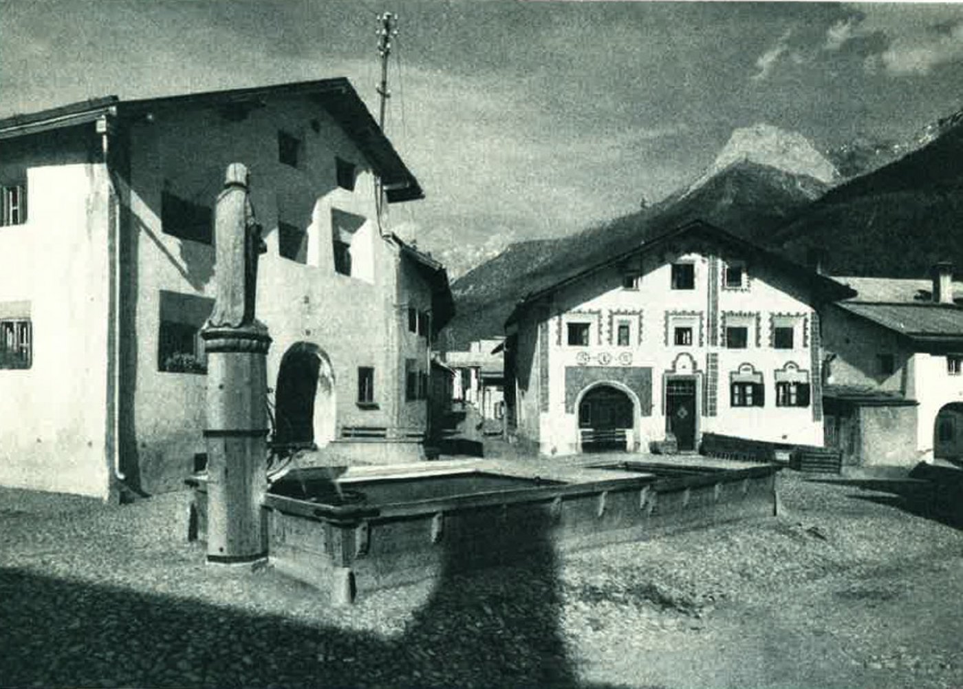 Diese Bündner Häuser stehen am Dorfplatz von Schuls GR. (Bild J. Gaberell)