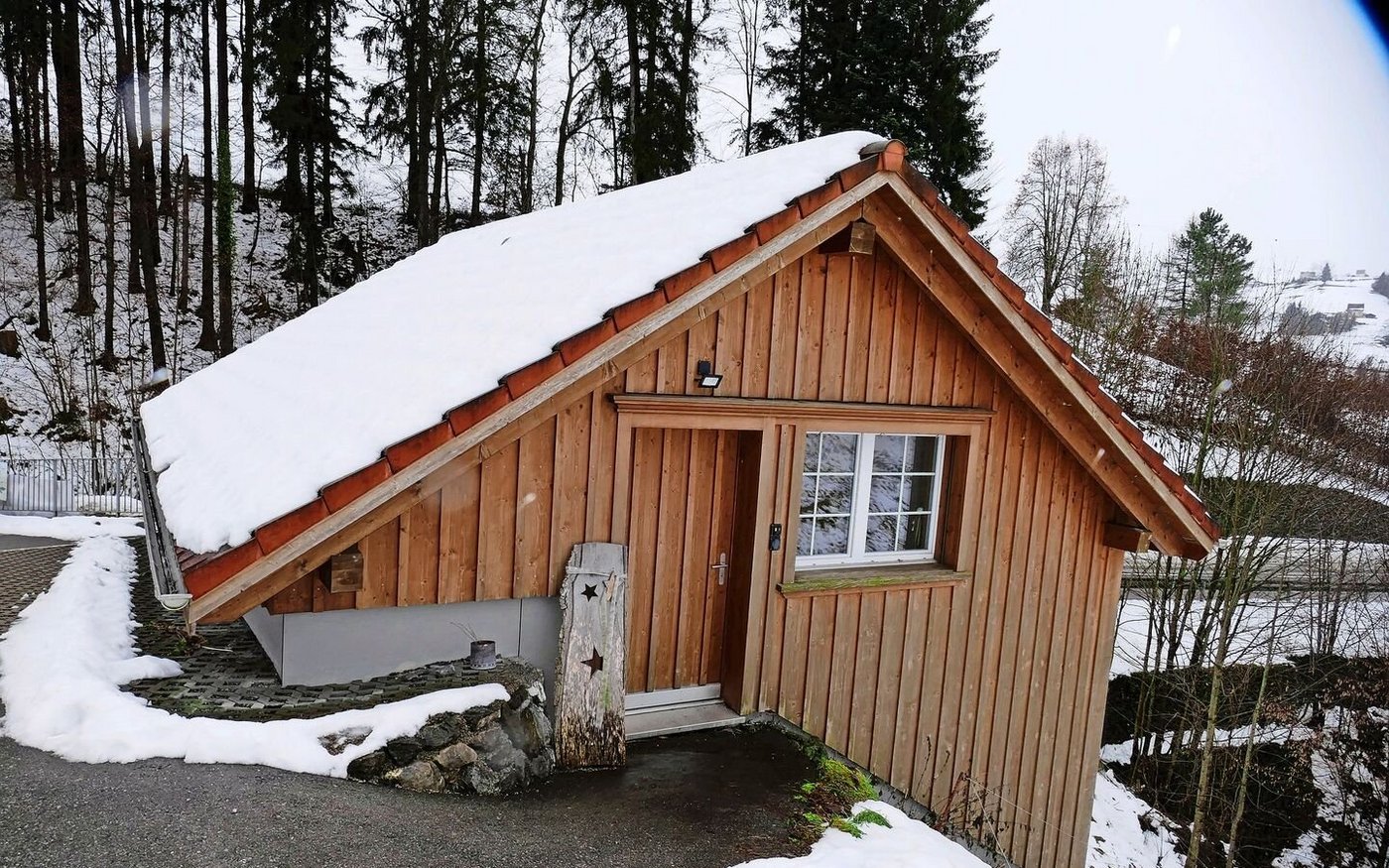 Das Holzhüsli haben Tanners 2016 gebaut. Die Adventsausstellung findet jeweils im ersten Stock statt. 