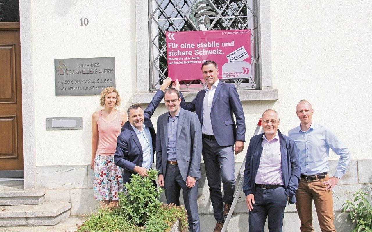 Die SBV-Geschäftsleitung mit Fahne vor dem Sitz des Verbands in Brugg AG. 