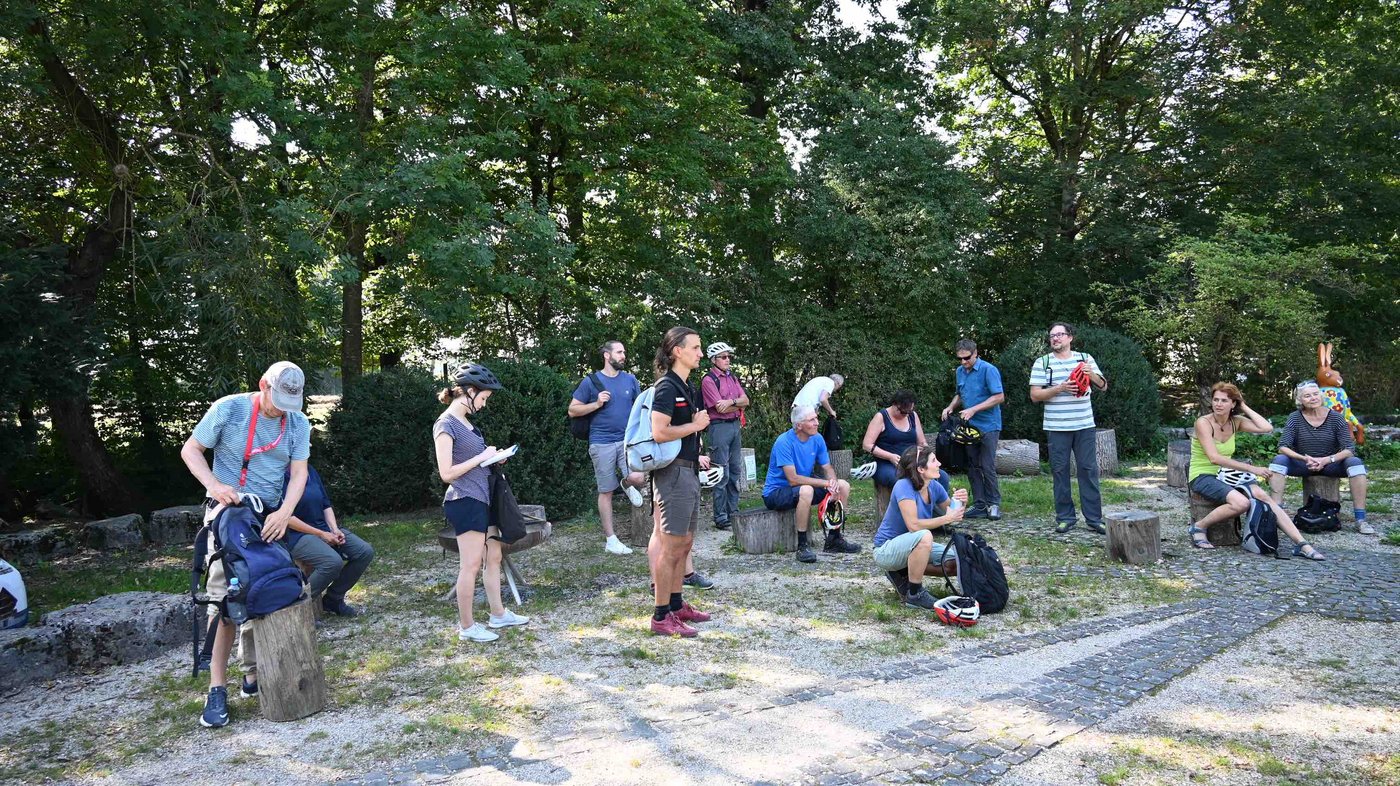 Im Storchendorf Altreu gibt es ein paar Infos im wohltuenden Schatten. Mit dabei ist auch Verena Diener (ganz rechts), Präsidentin des Fonds Landschaft Schweiz. 