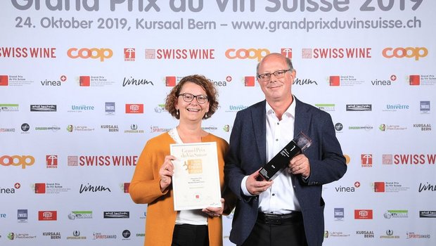Andrea und Beat Felder freuen sich über den Sieg am Grand Prix du Vin Suisse mit ihren Weisswein «J Muscat sec». (Bild zVg)