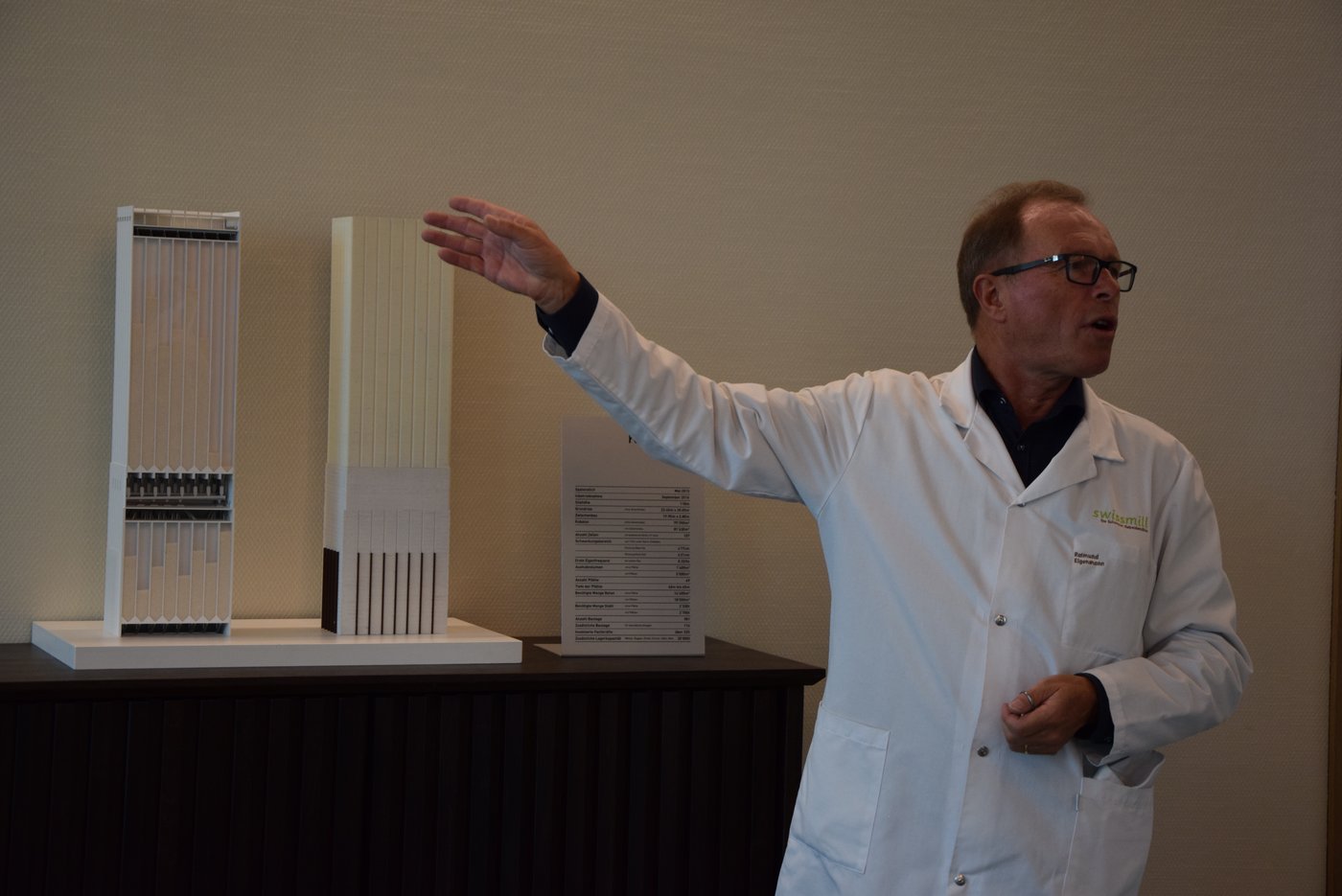 Raimund Eigenmann von der Swissmill erklärt wie der Tower aufgebaut ist. (Bild Katrin Erfurt)