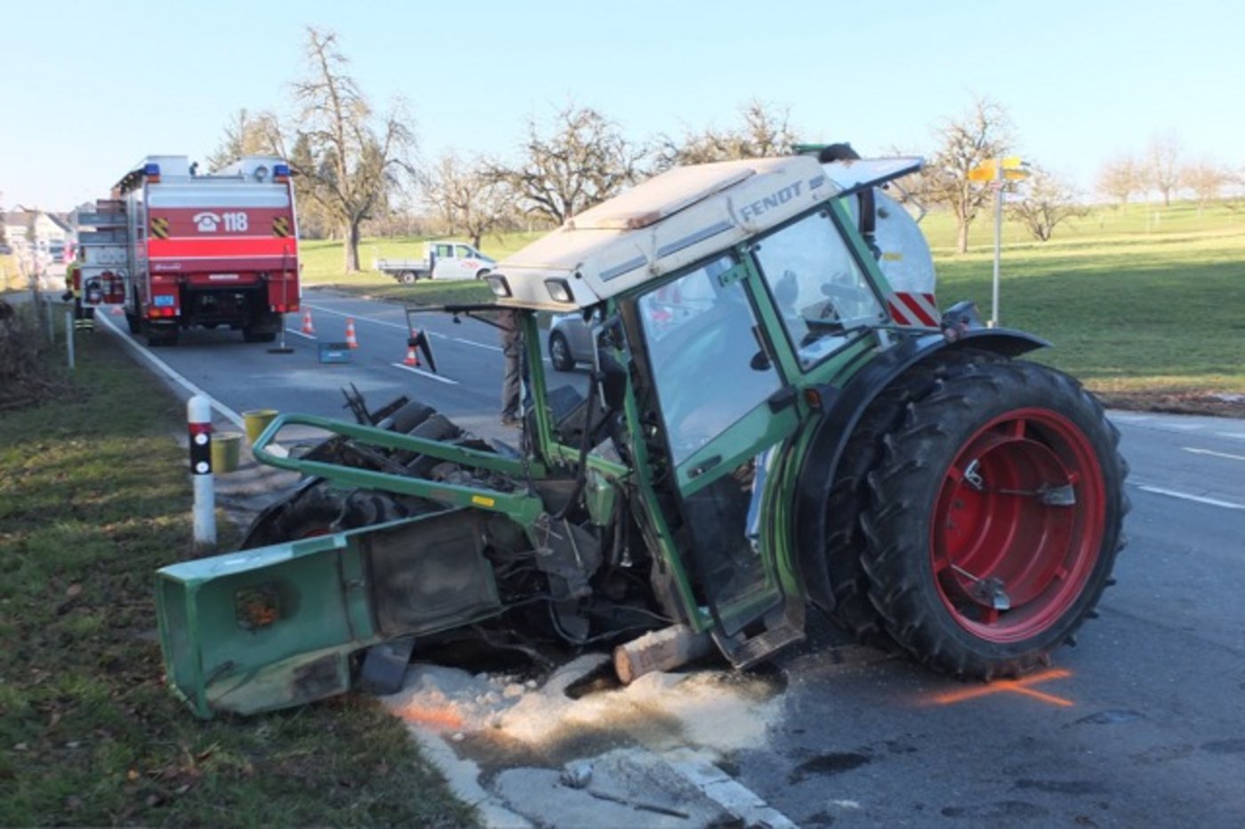 Der Traktor wurde beim Unfall arg demoliert.