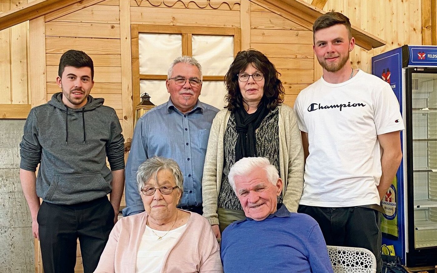 Drei Generationen der Familie Baltensperger, sitzend Verena und Jakob Baltensperger, stehend v. l. n. r.: Marco Baltensperger, Hanspeter und Brigitte Baltensperger, David Baltensperger. 