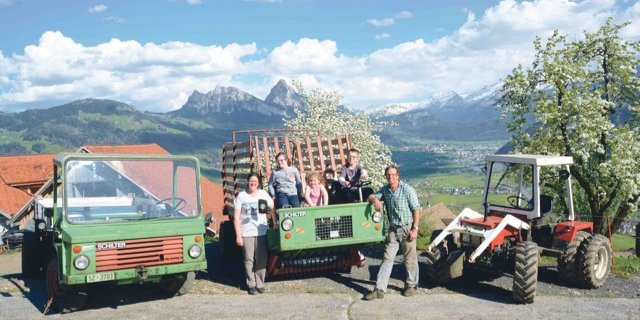 Birgit und Paul von Rickenbach mit drei ihrer vier Kinder (v. l.) Anna, Sophia und Josef. Sie präsentieren die drei Schilter, mit denen Paul von Rickenbach seinen Bergbauernbetrieb bewirtschaftet.(Bilder Andrea Gysin)