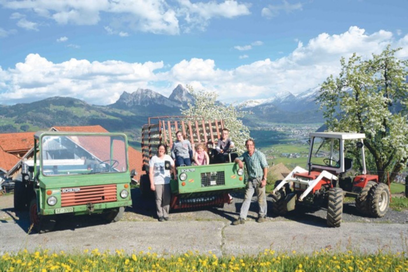 Birgit und Paul von Rickenbach mit drei ihrer vier Kinder (v. l.) Anna, Sophia und Josef. Sie präsentieren die drei Schilter, mit denen Paul von Rickenbach seinen Bergbauernbetrieb bewirtschaftet.(Bilder Andrea Gysin)