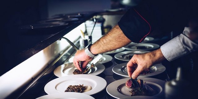 Die Gastronomie kämpfe schon heute mit hohen Warenkosten - die Initiativen würden dies nur noch verschärfen, schreibt GastroSuisse. (Bild Unsplash)