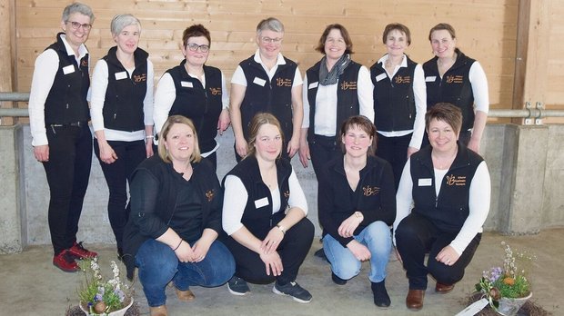 Die neue Präsidentin, Edith Camenzind (in der Mitte stehend), umringt von ihren Vorstandsgenossinnen der Schwyzer Bäuerinnenvereinigung.