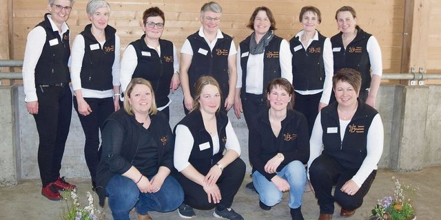 Die neue Präsidentin, Edith Camenzind (in der Mitte stehend), umringt von ihren Vorstandsgenossinnen der Schwyzer Bäuerinnenvereinigung.