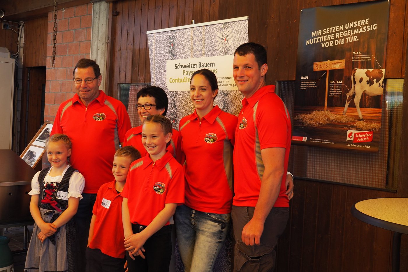 Auf dem Eigenmannshof leben drei Generationen (v. l. n. r.): Bruno und Edith Eigenmann, Sandra und René Eigenmann. Vorne deren Kinder Sarina, Fabian und Anja.