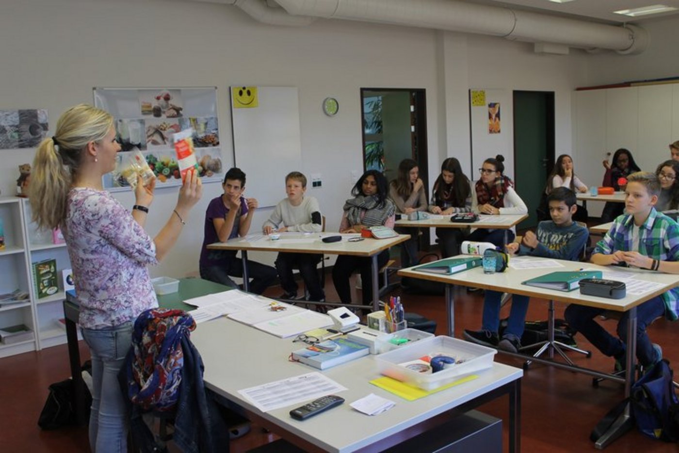 Das neue Vorstandsmitglied Martina Schmid beim Unterricht in der Schule. (Bild zvg)
