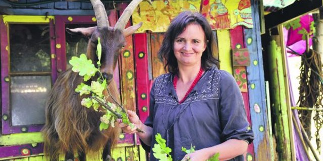 Julia Hofstetter könnte sich ein Leben ohne ihre Stiefelgeissen nicht mehr vorstellen. In Zürich Seebach sind sie, ihre Ziegen und die kunterbunte Stadtgeissenwiese im ganzen Quartier bekannt. (Bild Franziska Schawalder)