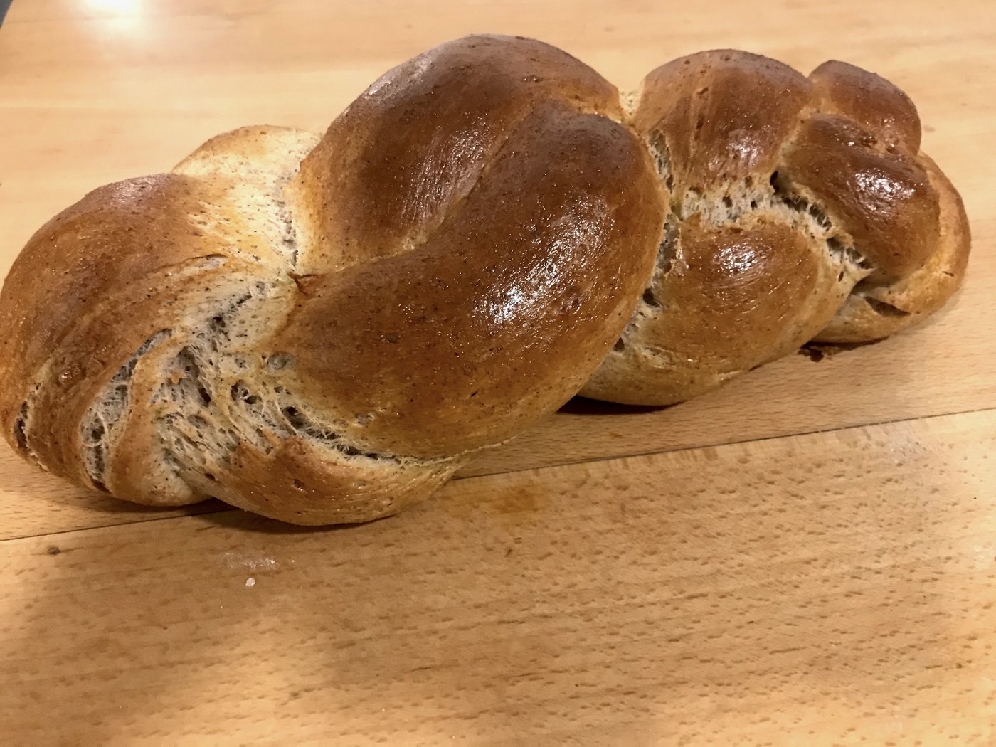 Der Zopf mit Sorghummehl sieht äusserlich einem Dinkelzopf ähnlich.