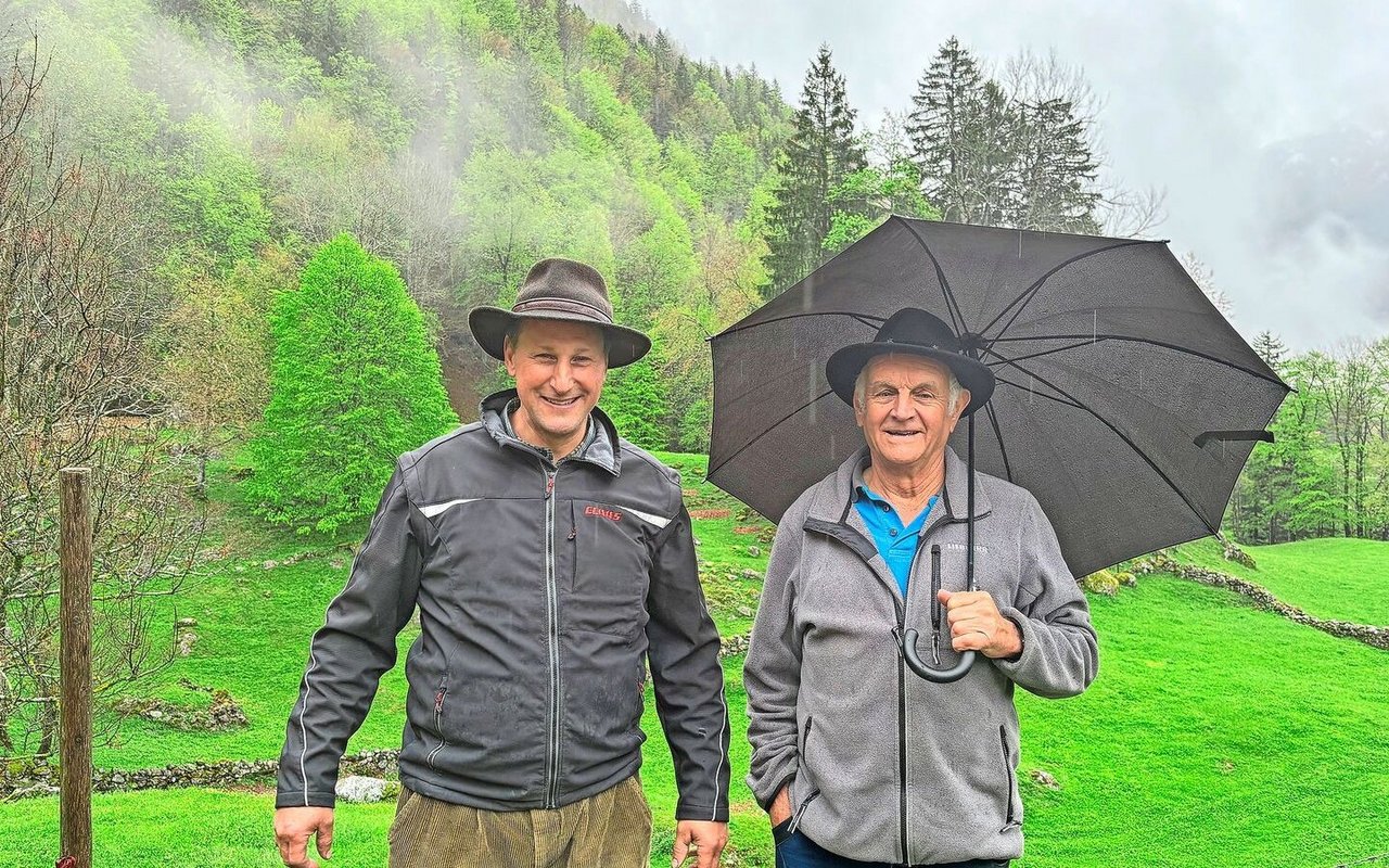 Der jetzige Pächter Michael Flück (links) mit dem Verpächter Simon Kohler. Seit 2019 bewirtschaftet Flück die Fläche Bräch. 