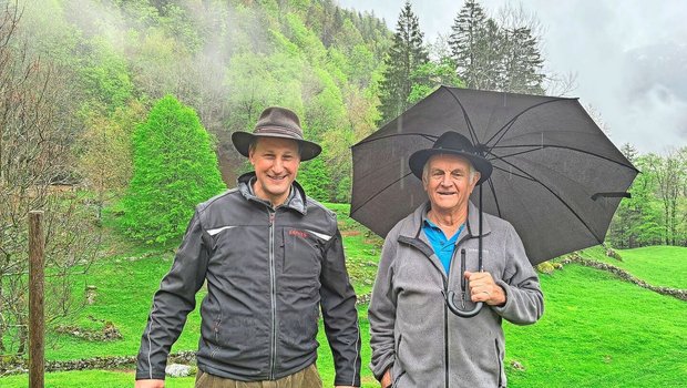 Der jetzige Pächter Michael Flück (links) mit dem Verpächter Simon Kohler. Seit 2019 bewirtschaftet Flück die Fläche Bräch. 