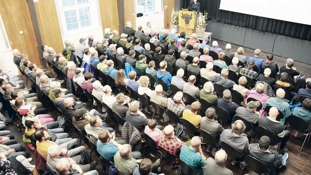 Grosses Interesse an der Wolfsproblematik in Uri. In der Aula Bürglen versammelten sich 250 Leute. 