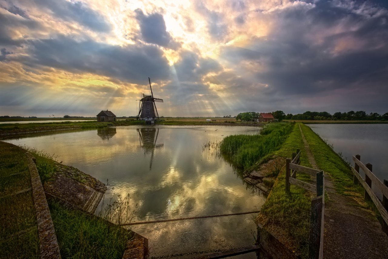 Idyllisch mit Windmühle präsentieren sich niederländische Landschaften wie hier in Texel, die Landwirtschaft ist aber sehr unternehmerisch. (Bild Pixabay)