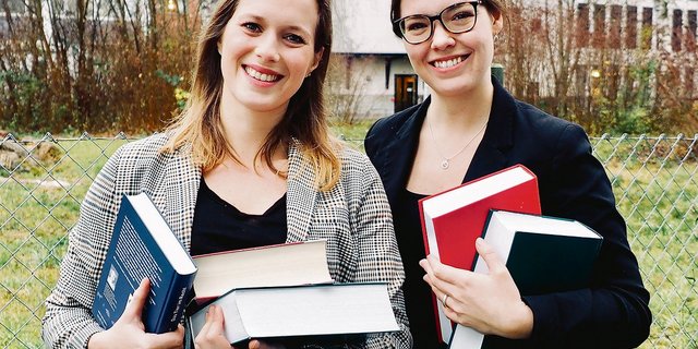 Maximiliane Lotz (links) und Lisa Käser erklären, welche Rechte Landwirte bei den Tierschutz-Kontrollen haben.(Bild zVg)