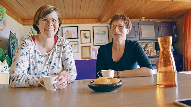 Brigitte Blaser (links) und ihre Mutter Erika Gilgen am Stubentisch: Der Austausch war offen und es wurde viel gelacht beim gemeinsamen Gespräch.(Bild Esther Thalmann)