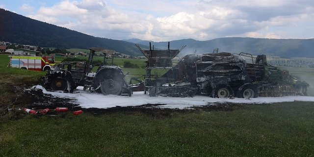 Ein Fall, für den die Emmental Versicherung 2019 im Bereich der Landwirtschaft aufkam. Eine Presse verbrannte samt Zugfahrzeug. (Bild zVg)