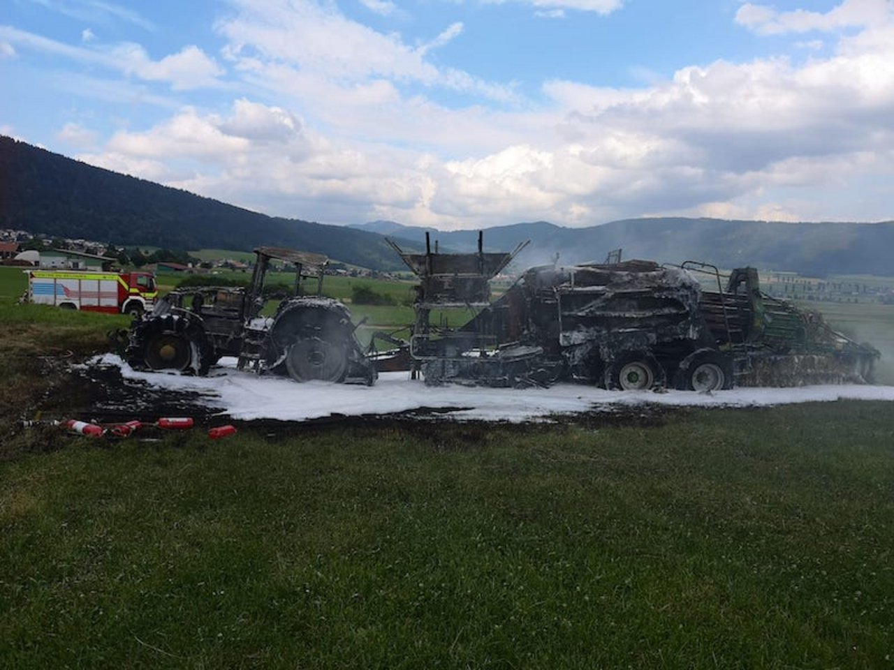 Ein Fall, für den die Emmental Versicherung 2019 im Bereich der Landwirtschaft aufkam. Eine Presse verbrannte samt Zugfahrzeug. (Bild zVg)