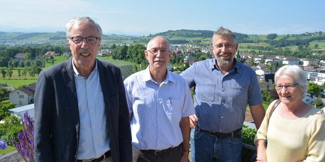 Bäuerliche Vertreter im Initiativkomitee: Die pensionierten Agronomen Josef Blum und Franz Xaver Kaufmann, Landwirt Hanspeter Hunkeler und Biobäuerin Wendy Peter (v.l.)  (Bild js)