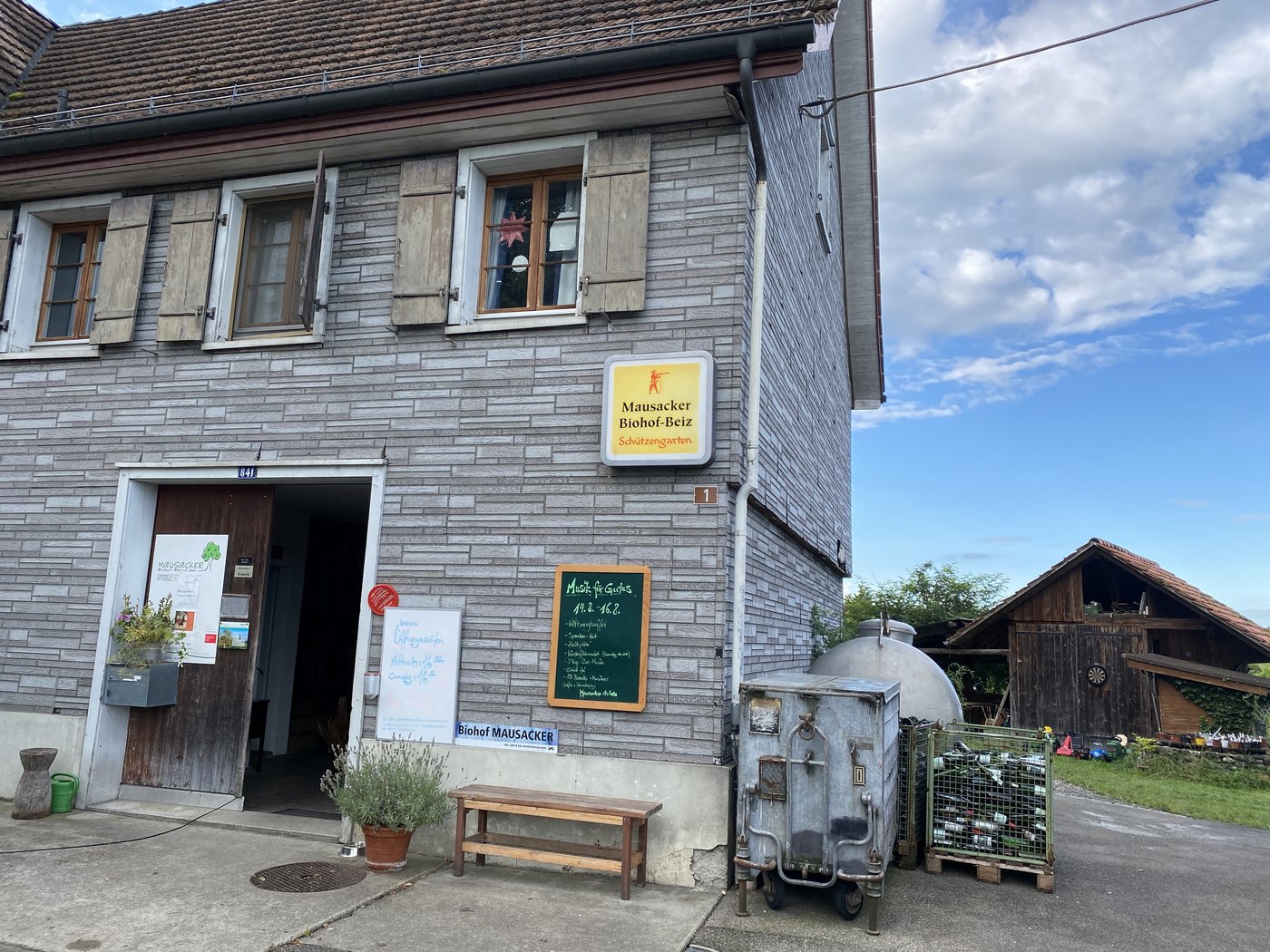 Jeden Mittwoch- und Samstagnachmittag können Gäste in die Beiz des Mausackers einkehren. Jeden zweiten Donnerstag wird musiziert.