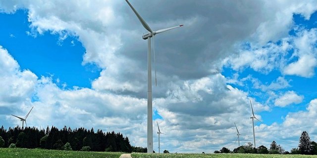 Auf dem Mont Crosin im Berner Jura gibt es seit Jahren Windräder, in Kirchlindach versucht man dies zu verhindern.  