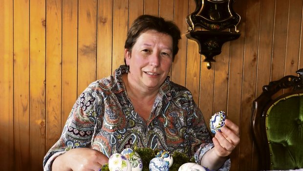 Anlässlich des Frühlingsmarkts in Huttwil BE, den Heidi Bärtschi mitorganisiert hat, hat die Bäuerin einige besonders schön dekorierte Eier erworben. (Bild: Barbara Heiniger)